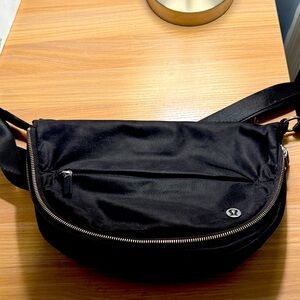 lululemon all night festival bag 5L.